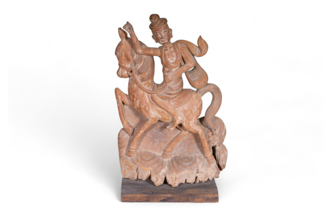 Escultura oriental en madera maciza