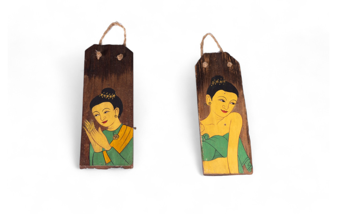 Paire de Plaques Artisanales en Bois de Teck avec Portraits Asiatiques