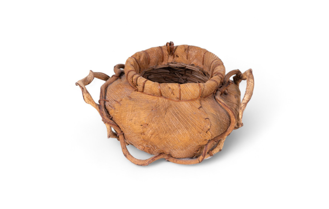 Decorative basket with palm peel