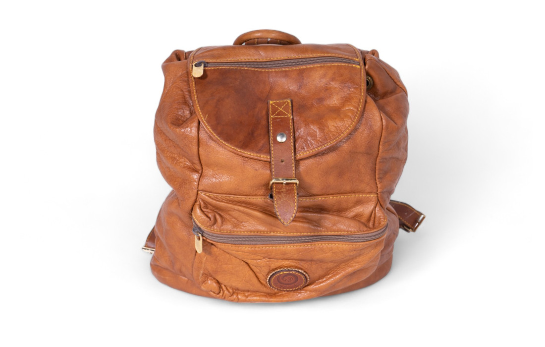 Brown leather backpack measures.