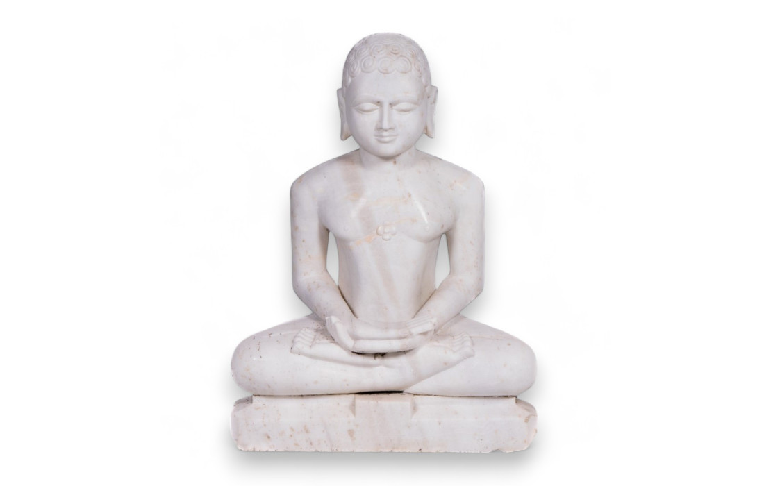 Buddha-Statue sitzt in Mudra-Position