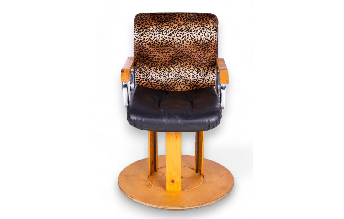 Sillón Vintage Artesanal con Respaldo de Leopardo y Brazos Cromados