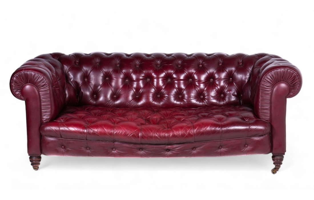 Elegante Sofá Chesterfield Victoriano de Finales del Siglo XIX en Cuero Burdeos Original